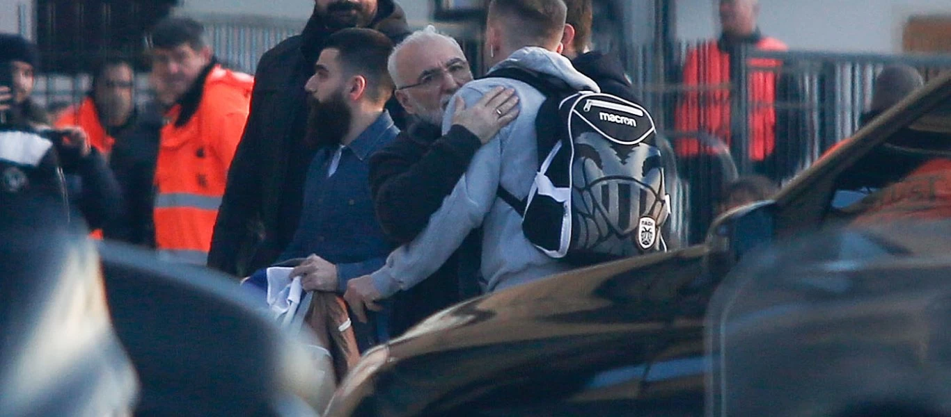 Αποθέωση για τους παίκτες του ΠΑΟΚ στο «Μακεδονία Παλλάς» - Η αγκαλιά του Ι. Σαββίδη (βίντεο)